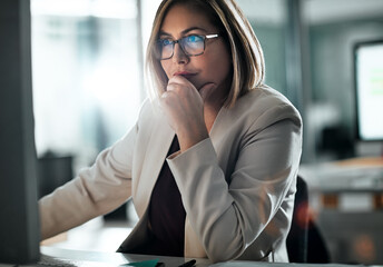 Leinwandbilder - Computer, thinking and business woman reading email, planning or research in office. Idea, decision and internet for information, problem solving or financial consultant working on project solution