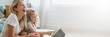 © Rawpixel.com - Mom and daughter in living room remix