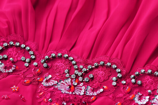 Ein elegantes Kleid mit Spitze, Perlen und Glitzersteinen in pink