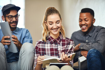 Aufkleber - Students, friends and books on stairs for learning, reading and happy for development at university. People, group and scholarship for education, research or ready for assessment on steps at campus