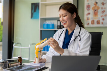 doctor explain knee pain with model to patient, treatment to patients.