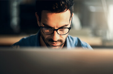 Canvas Print - Business, night and man with computer, thinking and online reading for email, research for project and news reporter. Evening, editor or journalist with pc, problem solving and solution with internet