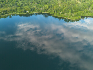 Poster - Reflets du ciel et des nuages sur le lac de Chavoley, sur la commune de Ceyzérieu, dans l'Ain en France à la fin du printemps