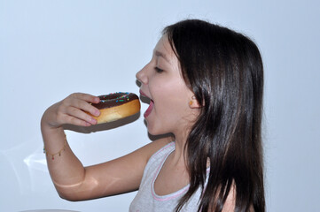 Menina comendo donut