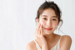 © oyo - アジア人女性のスキンケア・美容イメージのポートレート　白背景