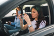 © Zamrznuti tonovi - Two female friends sitting in car and preparing for journey.