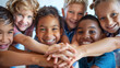 © Erika - niños amigos familia juntos disfrutando su amistad festejando el dia internacional de la amistad tomados de la mano divertidos riendo y siendo felices