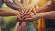 © Erika - amigos celebrando su amistad con respeto y admiracion apoyo y comunidad trabajo en equipo asociacion de apoyo y colaboracion con solidaridad