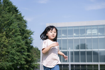 Wall Mural - 小学校校舎を背景に走る子供