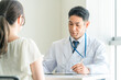 © buritora - 診察・診療・問診・カウンセリングをする医者・医師・ドクターの男性と女性