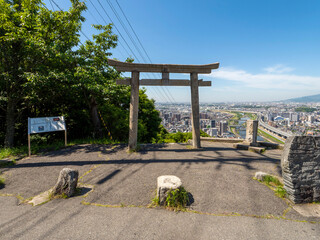 Wall Mural - 五月山ドライブウェイに建つ鳥居と街の風景