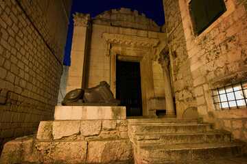 Wall Mural - Temple of Jupiter in Split, Croatia. An ancient Roman temple from the 3rd century. Night city 