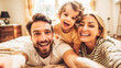 © Shyla Marsare - Familia feliz diviritiéndose en casa. Selfie divertido en interior. Momentos divertidos en familia.