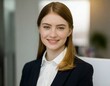 © Monika Janiak-Klicha - Młoda kobieta pracująca w biurze