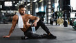 © Prostock-studio - Concentrated muscular man drinking water, having break in hard workout in gym, free space