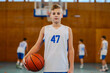 © Zamrznuti tonovi - Serious young athlete with a basketball