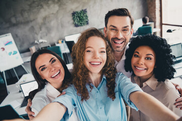 Poster - Photo of take selfie photo teamwork young people working together employees modern industrial open space style interior workplace