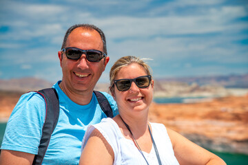 Canvas Print - A happy couple visiting Glen Canyon Dam Bridge