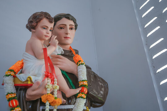 Saint Anthony holding baby Jesus Catholic religious statue