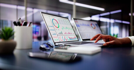 Fototapete - Female African American Data Analyst Predicting Market Trends