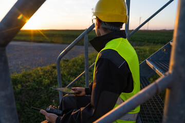 Aufkleber - Engineer with digital tablet works on a field of wind turbines