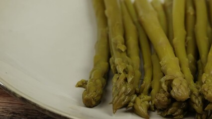 Wall Mural - asperges vertes cuites étalées dans une assiette	