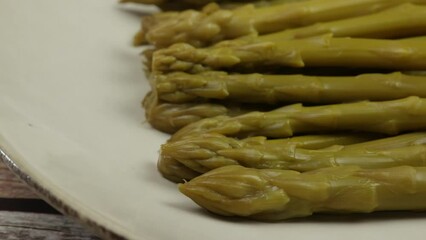 Wall Mural - asperges vertes cuites étalées dans une assiette	