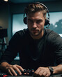 © Cade Foster  - Retrato hombre joven gamer con auriculares y micrófono junto a un mando para juegos cerca de varias pantallas de ordenador