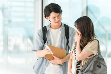 Wall Mural - スマホを見ながら会話する学生・大学生の男女（泣く・困る・悲しい・落ち込む・悔しい））
