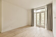 © ADDICTIVE STOCK - Modern empty room with natural light and hardwood floor