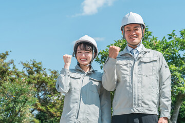 Wall Mural - 建設業・建築業・造園業の作業着姿の作業員・営業マン・ビジネスマン・ビジネスウーマン（ガッツポーズ）
