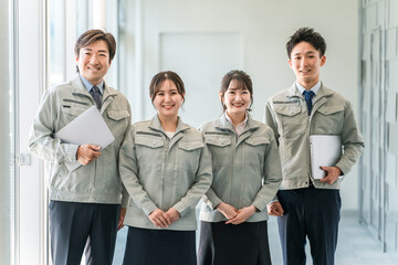 Wall Mural - 作業着・作業衣服を着た製造業・建築業・運送業・建設業の男女スタッフ
