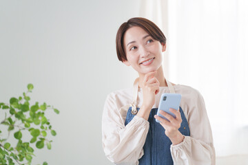 Canvas Print - スマホで料理のレシピを調べる女性（キッチン・主婦）