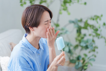 Canvas Print - 夏にアイスクリームを食べる女性