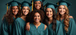 © arnaud - Lors de la remise des diplômes, des élèves souriants en robes noires célèbrent leur réussite, leurs bouchons en l'air, partageant le bonheur de cet accomplissement.