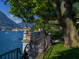 Sticker - bello scorcio sul lago maggiore con cielo azzurro