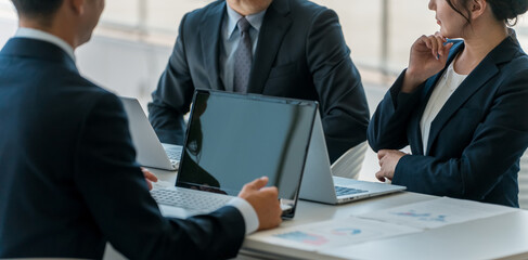 Poster - 会社・企業・オフィスでノートパソコン・pcを使って仕事するスーツ姿の男女
