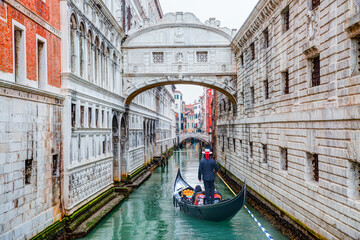 Wall Mural - Gondolas floating on canal towards Bridge of Sighs (Ponte dei Sospiri). Venice, Italy