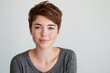 © Fotograf - A woman with short brown hair and a gray shirt, perfect for editorial or lifestyle use