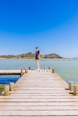 Canvas Print - Femme en randonnée sur la Promenade des pontons dans la Saline de Peyriac-de-Mer