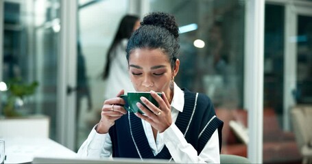 Fototapete - Business, drinking and woman with tea or laptop in office with online research, reading information and break. Professional, employee and beverage at workplace with technology for project planning
