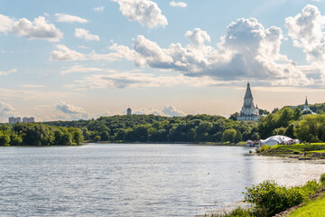 Wall Mural - Church of Anscension and the Moskva River in Kolomenskoye park in Moscow, Russia