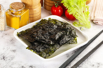 Wall Mural - Korean cuisine - Nori chips in the bowl