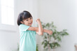© polkadot - 家で準備体操する子供（運動・スポーツ・ストレッチ）