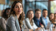 © Erika - mujer exitosa y empresaria junto a sus compañeros de trabajo en un corporativo de negocios responsabilidad colegas de trabajo