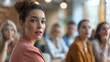 © Erika - mujer empresaria de negocios dando una junta a sus compañeros de trabajo expresando ideas reunion corporativa