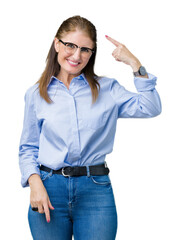 Wall Mural - Beautiful middle age mature business woman wearing glasses over isolated background Smiling pointing to head with one finger, great idea or thought, good memory