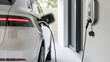 © Studio Zenith - voiture électrique branchée à une borne en train de recharger à domicile