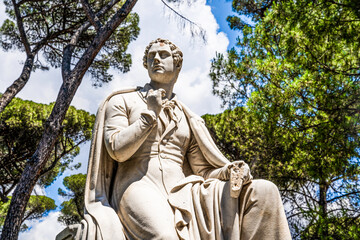 Canvas Print - Marble statue of English poet Lord Byron, in the Villa Borghese a landscape garden and public park in Rome, Italy