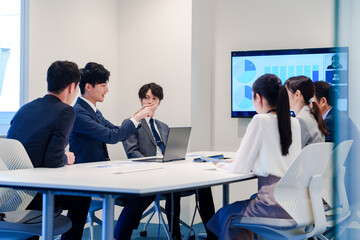 Canvas Print - スーツを着て会議で話す若い男性